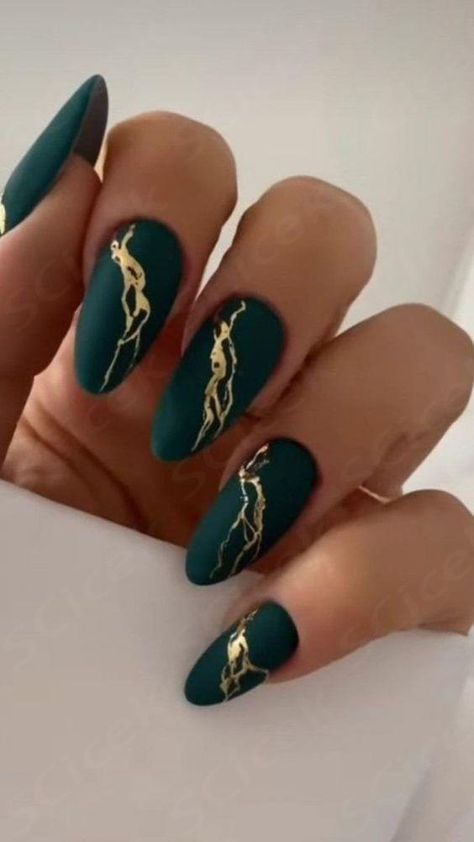 Simple Matte Nail Art Designs Ideas 2024 Matte Green And Gold Christmas Nails, Matte Green With Gold Nails, Matte Green Nails Design, Matte Nail Art Designs, Matte Green Nails, Matte Nail Art, Green Acrylic Nails, Teal Nails, Dark Green Nails