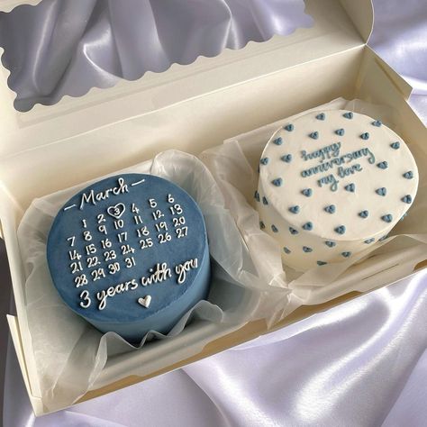 1 Year Anniversary Mini Cake, 1year Anniversary Cake Ideas, Anniversary Couple Cake Design, Friend Anniversary Cake, Aniversary Cakes Designs Simple, Wedding Anniversary Bento Cake, Bento Cake For Anniversary Couple, Anniversary Mini Cake Ideas, Anniversary Bento Cake Ideas