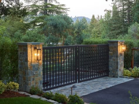 Gated Entry Landscaping, Driveway Entry Gate Ideas, Driveway Fence Gate, Modern Gated Driveway Entrance, Modern Driveway Entrance, Front Driveway Gate, Stone Gate Entrance, Front Gates Entrance, Modern Driveway Gate