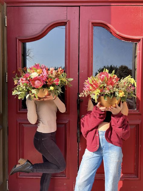 Flower Shop Photoshoot, Giving Flowers, Happy Friends, Holding Flowers, Summer Photoshoot, Buy Flowers, Cafe Tables, Table Flowers, Friend Photoshoot