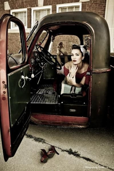 Ladies posing with cars .. Can we if we don't get OVERBOARD ? - The BangShift.com Forums Stile Pin Up, Pin Up Car, Pinup Photoshoot, Pin Up Poses, Rockabilly Girl, Pin Up Photos, Pin Up Models, Rockabilly Style, Pin Up Photography