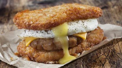 French Toast Hashbrowns, Hashbrown Sandwich Recipes, Hashbrown Breakfast Sandwich, Hashbrown Sandwich Eggs, Hashbrown Sandwich, Sausage Hashbrown Breakfast, Homemade Hash Browns, Frozen Hash Brown Recipes, Hashbrown Breakfast