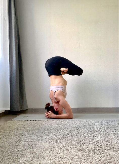 #lotus #sirsasana #yoga #yogini #yogateacher #headstand #stretching #fitness #pilates Headstand Yoga, Fitness Pilates, Lotus Yoga, Head Stand, 2025 Vision, Yoga Teacher, Mind Body, Stretching, Pilates