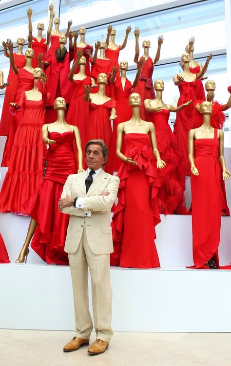 The fashion house founded by Valentino Garavani is 50 years young… Valentino in front of a display of his red gowns at Rome's Ara Pacis Museum, 2007 The Party, Dresses 1950s, Valentino Red, Red Gloves, Valentino Couture, Red Heads, Looks Party, Red Gowns, Red Dress Maxi