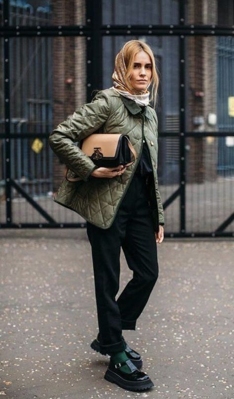 Quilted Jacket Outfit, Style Crush, 가을 패션, Fashion Socks, Looks Style, Winter Fashion Outfits, Winter Looks, Green Jacket, Minimal Fashion