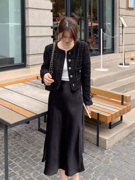 Tweed Blazer Outfit, Tweed Jacket Outfit, Tweed Outfit, Black Skirt Outfits, Outfit Korean Style, Models Off Duty Style, Corporate Chic, Classic Style Outfits, Body Acceptance