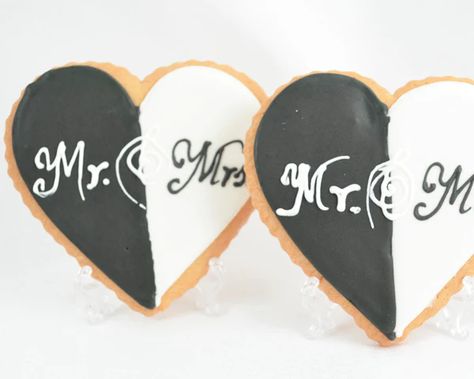 Celebrate your special day with these tasty wedding cookie favors for your guests. The Mr. and Mrs. design proudly proclaims your love as a couple. These edible favors can be displayed at your wedding or packaged to take home. You choose the colors and accents for a truly personalized treat. Wedding Cookie Favors, Bridal Cookies, Date Cookies, Classic Weddings, Bridal Shower Inspo, Wedding Cookie, Edible Favors, Edible Wedding Favors, Wedding Planning On A Budget