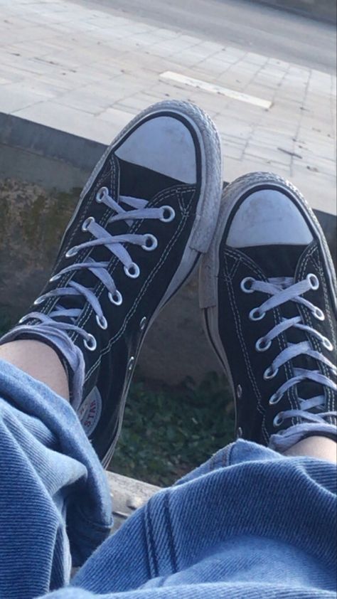 Toe Beans, Converse Black, English Teacher, Casual Clothing, Vans Old Skool Sneaker, Chuck Taylor Sneakers, Minimalist Outfit, Sneaker Head, Chuck Taylors