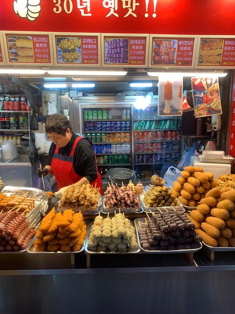 Corndog Shop Design, Seoul Food Street, South Korea Seoul Food, Korean Street Food Aethstetic, Korean Street Market, Street Food Korea Night, South Korea Foods, Korean Food Market, Korean Street Food Stall