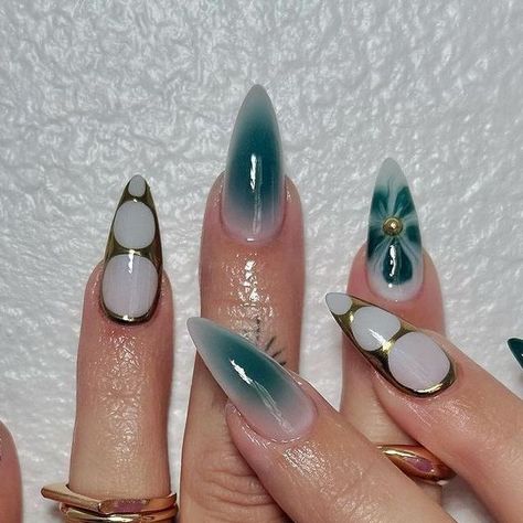 Elegant Green Nails, Green Nails Designs, Shiny Nails Designs, Blooming Gel, Acrylic Toe Nails, Hard Nails, Grunge Nails, Minimal Nails, Exotic Nails