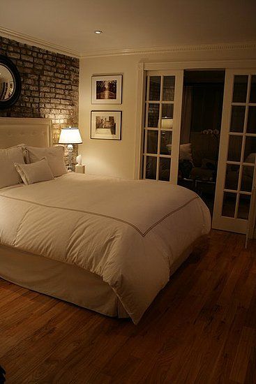 Photos of a One-Bedroom New York City Apartment (Big fluffy white bed with headboard, dim lighting) 10 Cake, City Decor, Trendy Apartment, New York City Apartment, Decor Studio, Sopot, Apartment Style, New York Apartment, Nyc Apartment