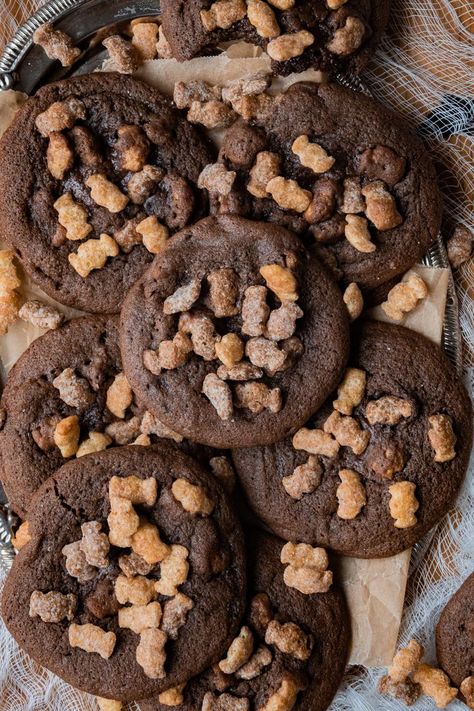 These Halloween Cereal Brownie Cookies are super cute and festive and inspired by Halloween. Filled with crunchy cereal and baked until soft and chewy. Each cookie has a gooey centre made from buttery melted chocolate ingredients and studded with Reese’s bat cereal for the perfect treat to make with kids or bring to a party! Chocolate Cereal Cookies, Halloween Cereal, Chocolate Ingredients, Cereal Cookies, Chocolate Cereal, Chocolate Brownie Cookies, Cookie Ball, Cookie Spread, Melted Chocolate