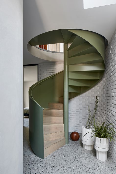 A sculptural spiral staircase takes centre stage at Fabrica by @mcmahonandnerlich enveloped in its own curved wall and revealing the master bedroom suite beyond it. ⁠ Head to the post 🔗 in our bio to read the full project article.⁠ ⁠ Architecture: mcmahon and nerlich⁠ Photographer: @shannonmcgrath7⁠ Interiors & Styling: @stylek66 and Chris Quirk⁠ Builder: @hudsondevelopments Circle Stairs, Spiral Stairs Design, Spiral Stair, Townhouse Interior, Curved Wall, Brick Cladding, Passive Solar Design, Railings Outdoor, Modern Stairs