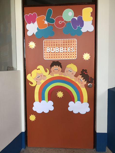 Class Door Decoration Ideas For Preschool, Preschool Welcome Door, Door Decorations School, Classroom Door Decoration Ideas Creative, White Board Decoration Ideas, Crafts For Kids Easy, Fall Classroom Decorations, School Board Decoration, School Door Decorations