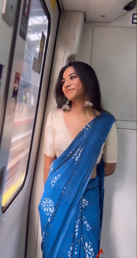 credits:@priya_.2000 Saree Casual Simple, Indian Saree Wedding Guest, Outfit From Saree Indian Fashion, Simple Look In Saree, Saree Inspo Aesthetic, Simple Traditional Saree Look, Sarees For College Fest, Freshers Saree Look, Indian Ethnic Aesthetic