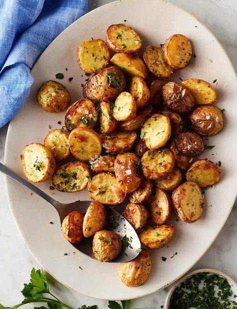 These air fryer potatoes are crispy outside, creamy inside, and perfectly seasoned with garlic and herbs. An easy, 20-minute side dish! Air Fryer Fried Potatoes, Potato Recipes Air Fryer, Airfryer Potatoes, Air Fryer Vegetable Recipes, Air Fryer Roasted Potatoes, Lemons Recipes, Air Fryer Potatoes, Air Fry Potatoes, Party Potatoes