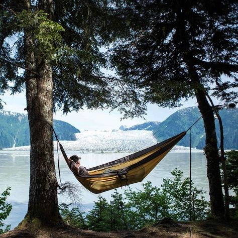 Backyard Hammock, Indoor Hammock, Art Of Manliness, Popular Mechanics, Hammock Camping, How To Be Likeable, Outdoor Survival, Outdoor Art, Tent Camping