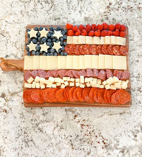 American Flag CharCUTErie Board – My CharCUTErie American Flag Charcuterie Board, Flag Charcuterie Board, Charcuterie To Go, Meat Boards, Hosting Breakfast, Olympic Food, America Snacks, 4th July Food, Charcuterie Ideas