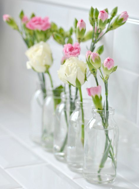 Decoração com flores em vidros. #noivado #decoração #simples #ideias #DIY Vases With Flowers, Deco Pastel, Tafel Decor, Flower Arrangements Simple, Cat Air, Deco Floral, Bottle Vase, Vase Design, Arte Floral