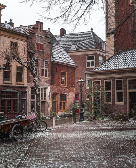 Packed Bags, Netherlands Style, Leiden Netherlands, Dutch Architecture, Travel Film, Building Aesthetic, Studying Abroad, Islamic Paintings, City Vibe