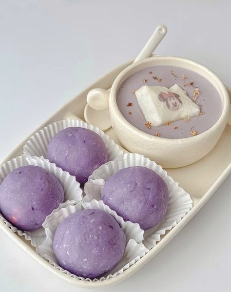 Kue Macaroon, Cake Snack, Purple Food, 귀여운 음식 ��그림, Kawaii Cooking, Think Food, Food Drinks Dessert, Japanese Sweets, Food Cake