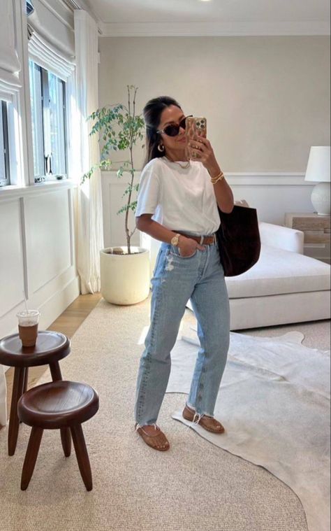 Chic Errands Outfit, Outfits With Mesh Flats, Simple Minimalist Outfits, Minimalist Brunch Outfit, Easy Mom Outfits Spring, Mesh Ballet Flats Street Style, Mesh Flats Outfit 2024, Minimalist Spring Outfits 2024, Style Jeans And Tshirt