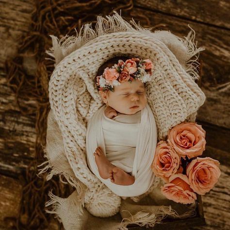 Newborn With Flowers, Infant Portraits, Newborn Flower, Spring Maternity, Newborn Photography Poses, Boho Baby Girl, Newborn Baby Photoshoot, Newborn Baby Photos, Backdrop Ideas