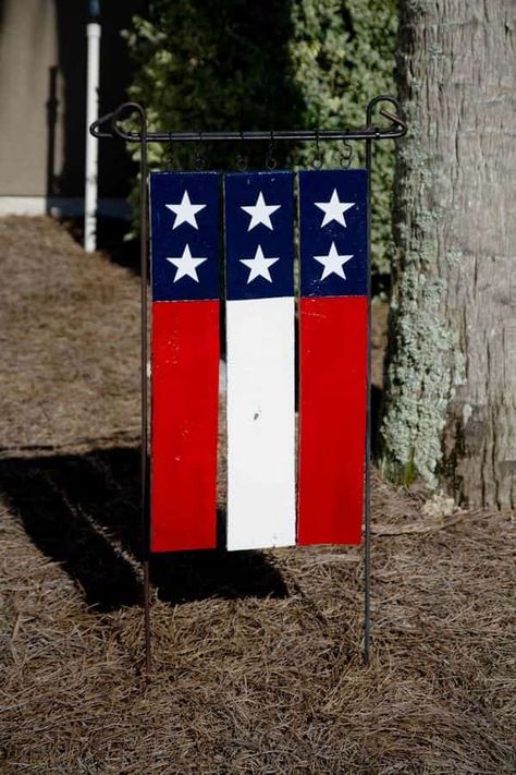 Diy Projects Using Pallets, Garden Flag Diy, Flag Ideas, Patriotic Porch, Pallet Flag, Flag Diy, Flag Crafts, Metal Pole, Garden Crafts Diy