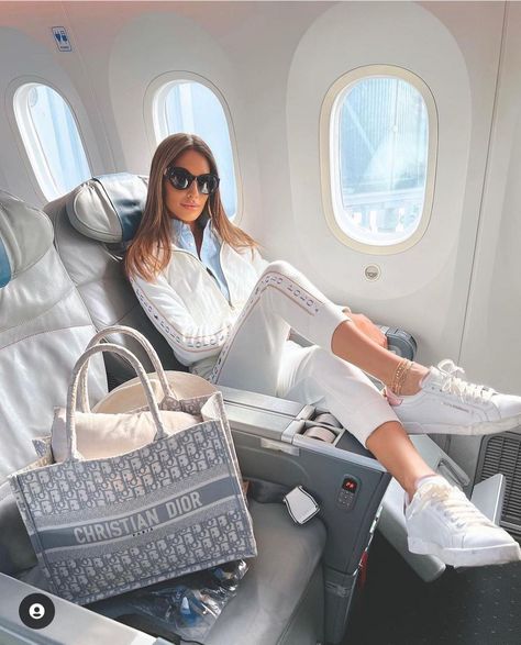 Plane Hacks, Airport Outfit Summer, Jet Girl, Comfy Travel Outfit, Cute Vacation Outfits, Casual Ootd, Bridal Lehenga Collection, Honeymoon Outfits, Travel Pictures Poses