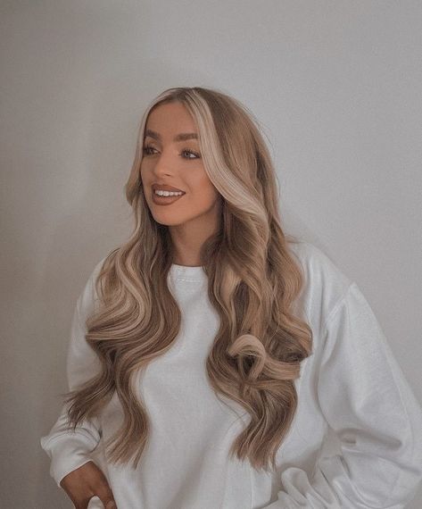 Hair Color Streaks, Dyed Blonde Hair, Blonde Hair Inspiration, Blonde Hair Looks, Brown Blonde Hair, Long Blonde, Hair Inspiration Color, Long Blonde Hair, Hair Inspo Color