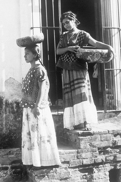 Tina Modotti: la musa (y amiga íntima de Frida Kahlo) que inspiró a Erdem para crear su nueva colección | Vogue España Tina Modotti, Hollywood Divas, Google Art Project, Mass Culture, Edward Weston, Diego Rivera, Mexican Culture, Mexican Art, Bw Photo