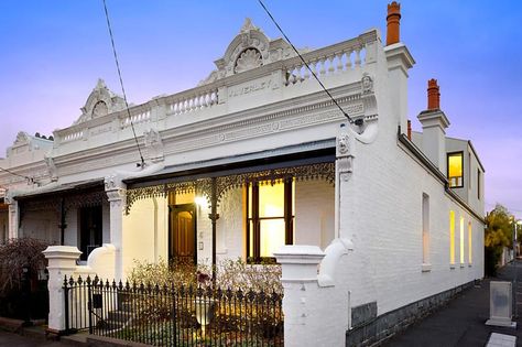 classic Italianate Victorian terrace in Carlton North. Black Brick Wall, Architecture Today, Victorian Terrace House, Small Terrace, Casa Vintage, Australian Architecture, Victorian Terrace, Victorian Architecture, Classic Architecture