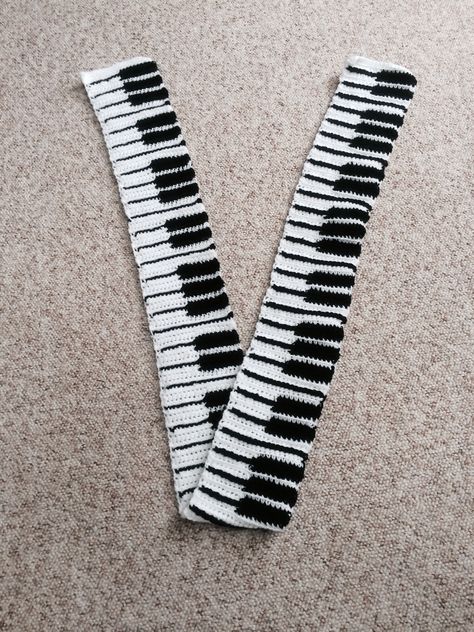 Piano Crochet, Piano Scarf Crochet, Crochet Piano Scarf, Crochet Piano Amigurumi, Piano Key Scarf Crochet, Black Crochet Scarf, Crochet Music Scarf Free Pattern, Crochet Piano, Piano Crochet Blanket