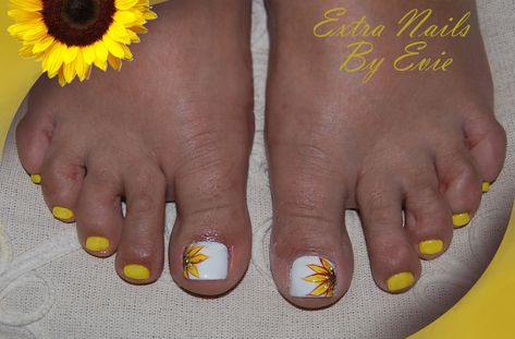 Sunflower Toenails, Yellow Nails Sunflower, Sunflower Toe Nails, Pedicure Yellow, Beach Toenails, Yellow Pedicure, Gel Polish Pedicure, Nails Sunflower, Yellow Toe Nails