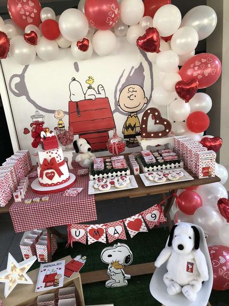 Snoopy Love | CatchMyParty.com Snoopy Birthday Party, Snoopy Baby Shower, Birthday Snoopy, Charlie Brown Wallpaper, Puppy Baby Shower, Peanuts Party, Peanuts Birthday, Red Birthday Party, Snoopy Valentine