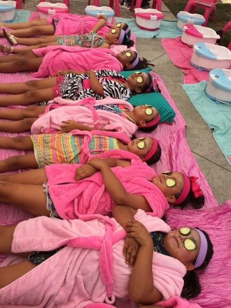 Girls enjoying a pampering spa day outside Spa For Kids Ideas, Spa Crafts For Kids, Slumber Party Ideas For Kids, Barbie Slumber Party Ideas, Kid Spa Party, Barbie Spa Birthday Party, Spa Birthday Party Ideas For Kids, Spa Party For Kids, Sleepover Ideas For Kids