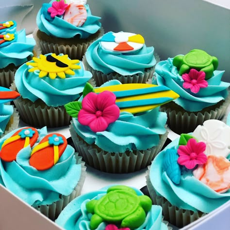 Beach themed cupcakes Splash Party Cupcakes, Pool Themed Cupcakes, Beach Birthday Cupcakes, Cupcake Beach Theme, Hawaiian Themed Cupcakes, Beach Theme Cupcakes Birthday, Beach Cupcakes Ideas, Themed Cupcakes Ideas, Luau Cupcake Ideas