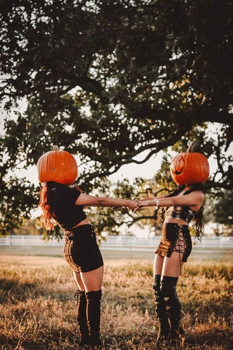 Foxxy Cleopatra, Halloween Styled Shoot, Vintage Halloween Costumes, Cleopatra Halloween Costume, Cleopatra Halloween, Spooky Halloween Pictures, Pumpkin Patch Photoshoot, Pumpkin Pictures, Friendship Photoshoot