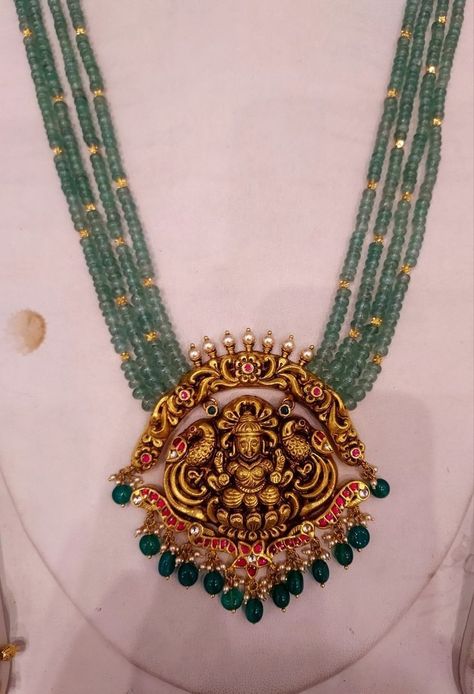 Green Beads Indian Jewellery Gold, Green Beads Indian Jewellery, Beaded Wedding Jewelry, Temple Jewellery Earrings, Bridal Jewellery Inspiration, Neck Pieces Jewelry, Antique Necklaces Design, Choker Necklace Designs, Antique Gold Jewelry Indian