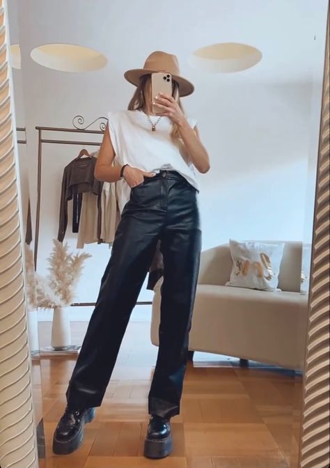 Leather Pants Flare Outfit, Black Leather Flares Outfit, Leather Pants Wide Leg Outfit, Wide Leg Engomado Outfit, Black Leather Pants Outfit Summer, Black Wide Leg Leather Pants Outfit, Leader Pants Outfit, Leather Pants And Tshirt Outfit, Faux Leather Flare Pants Outfit