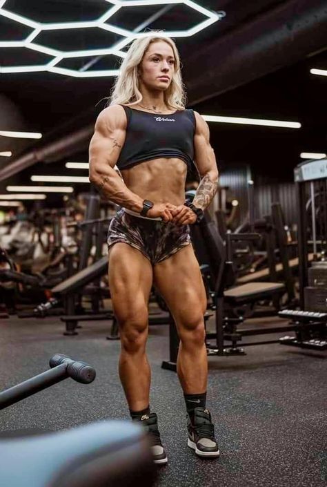 Female Bodybuilder Reference, Female Weight Lifters, Woman Body Builder, Body Building Women Workout, Bodybuilder Woman, Female Body Builders, Female Powerlifter, Woman Bodybuilding, Woman Bodybuilder