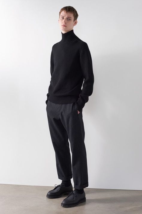 Minimalism Men Style, Office Look Men, Teacher Outfits Men, Male Teacher Outfits, Male Runway, Trousers Outfit Men, British Outfits, Margaret Howell, After Life