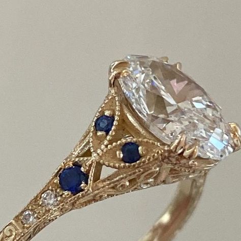 Gold Engagement Ring Gemstone, Gold And Blue Engagement Ring, Wedding Ring Stack Vintage, Engagement Rings With Ruby Accents, Vintage Bridal Sets Rings, Big Gold Engagement Rings, Rings Aesthetic Engagement, Colorful Wedding Rings, Non Traditional Wedding Rings Vintage