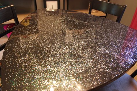 DIY GLITTER TABLE W/ EPOXY Diy Earring Organizer, Glitter Table, Crystal Shelves, Diy Glitter, Small Bathroom Makeover, Diy Epoxy, Loose Glitter, Glitter Diy, Diy Crystals