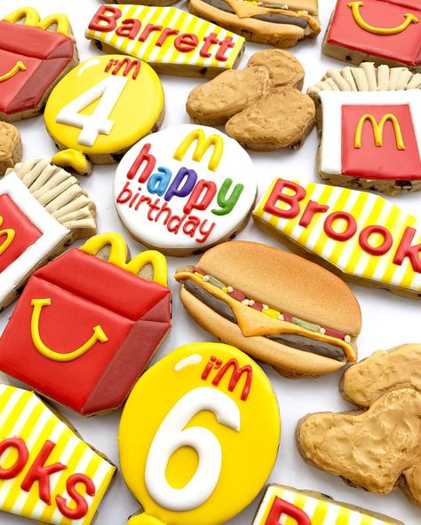 •Jill Jermyn• Bobcaygeon, ON on Instagram: “This set makes me so HAPPY!! What a fun idea for these two @Mcdonalds lovers! Fact: I’ve never been so hungry working on a cookie set.…” Mcdonalds Party, Jail Party, Mcdonalds Cookies, Mcdonalds Birthday Party, Cookies Icing, Burger Party, Nemo Birthday, So Hungry, Mc Donald