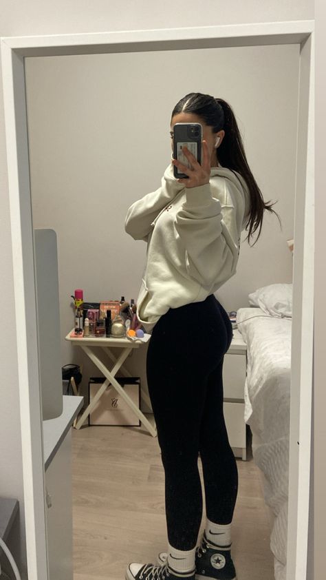 See Thru Leggings Outfit, Leggings And Converse, Brunette Selfie, School Leggings, Chav Outfits, Outfit Gym, White Knit Sweater, Trendy Outfits For Teens, Legging Outfits