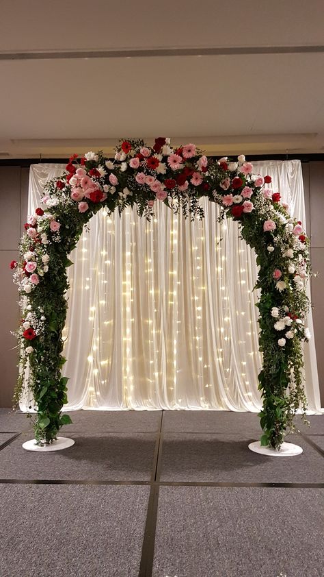 Flower Arch Quinceanera, Pink Red And White Wedding Theme, Red Pink And White Quince, Pink And Red Wedding Decorations, Red And White Wedding Stage Decor, Valentine Arch Decoration, Red And Pink Quinceanera Theme, Pink And Red Quinceanera Decorations, Pink And Red Quinceanera