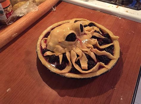 Octopus Pie Octopus Pie Crust, Creepy Halloween Pies, Spooky Pie Crust Designs, Halloween Meat Pies, Scary Halloween Pies, Octopus Pie, American Flag Pie, Apple Rose Pie, Creative Pies