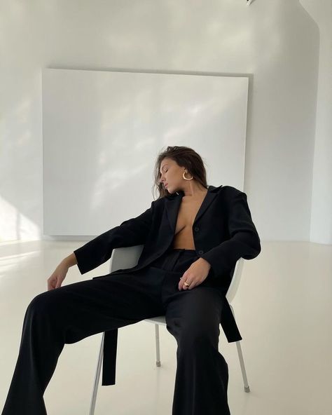 Pantsuit Photoshoot, Women Photoshoot, Lake Photoshoot, Pant Suits For Women, Mia Mia, Self Photography, Photoshoot Studio, Studio Photoshoot, Black Suit