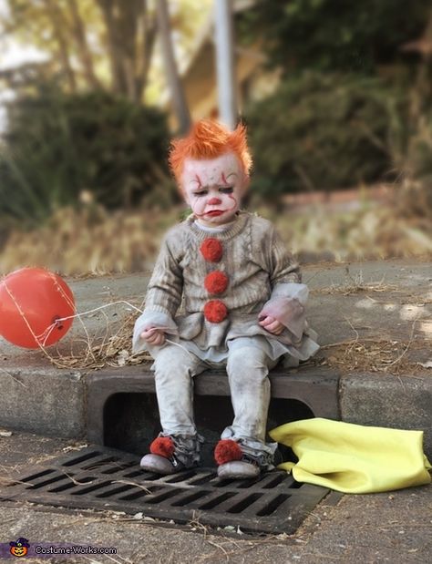 Baby Pennywise - 2017 Halloween Costume Contest Baby Pennywise, Girl Zombie Costume, Scary Kids Halloween Costumes, Zombie Costume Kids, Halloween Apartment, 2017 Halloween Costumes, Maquillage Halloween Simple, Apartment Halloween